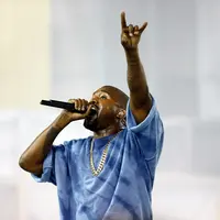 Kanye West, suami Kim Kardashian ini dikabarkan sedang menjalani perawatan intensif di rumah sakit karena mengalami gangguan mental. Hal ini menyebabkan Kanye harus menunda jadwal turnya. (AFP/Bintang.com)