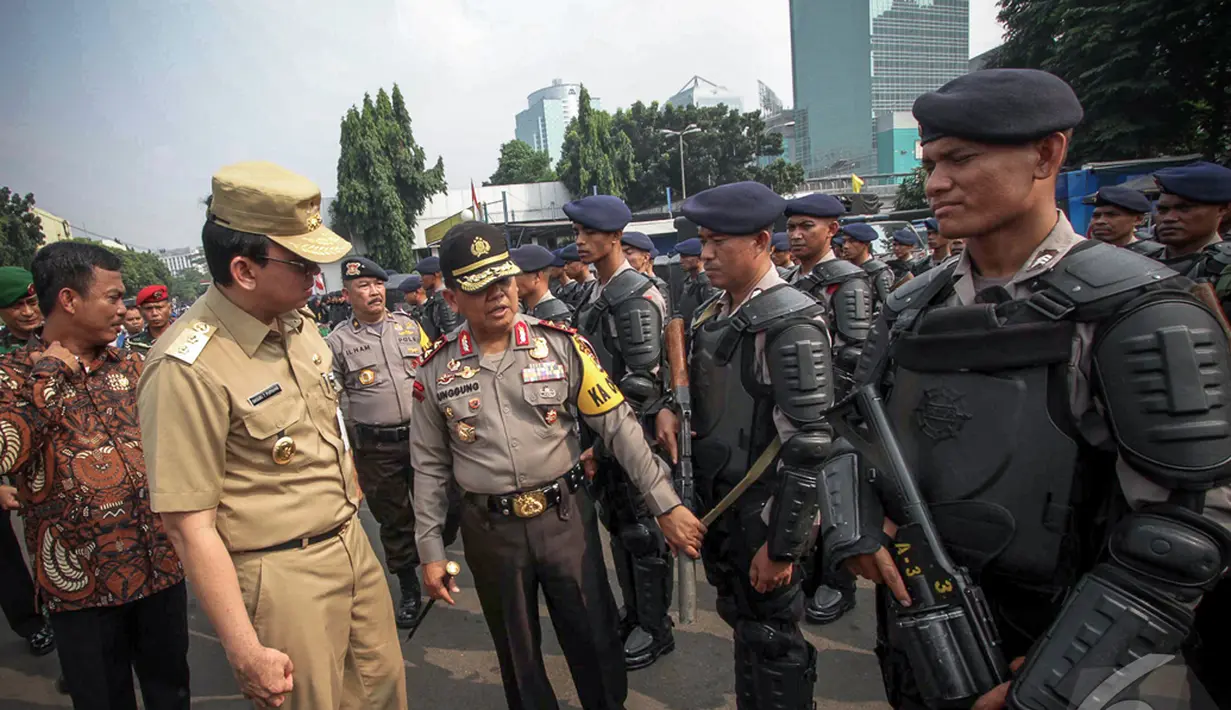 Pelaksana Tugas Gubernur DKI Jakarta Basuki Tjahaja Purnama hadir di apel kesiapan pengamanan pelantikan Presiden, Jakarta, Kamis (16/10/2014) (Liputan6.com/Faizal Fanani)