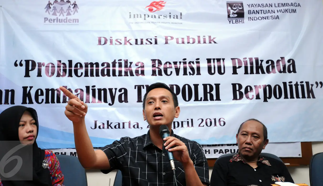 Pengamat politik Imparsial, Al Araf (tengah) memberikan pernyataan saat diskusi di gedung YLBHI Jakarta, Sabtu (23/4/2016). Diskusi membahas Problematika Revisi UU Pilkada dan Kembalinya TNI-Polri Berpolitik. (Liputan6.com/Helmi Fithriansyah)