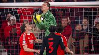 Wojciech Szczesny dalam pertandingan tandang Barcelona melawan Benfica pada laga leg pertama 16 besar Liga Champions 2024/2025 di Estadio do Sport Lisboa e Benfica, Kamis dini hari WIB (6-3-2025). (Bola.com/ X FC Barcelona)