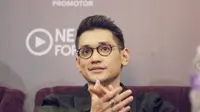 Afgan tampak bertepuk tangan saat press conference konser Dekade. Afgan tampil simpel dengan kenakan kemeja hitam. Afgan mengumumkan akan tampil 2,5 jam penuh diperayaan 10 tahun berkecimpung di dunia musik Indonesia (KapanLagi.com/Nurwahyunan)