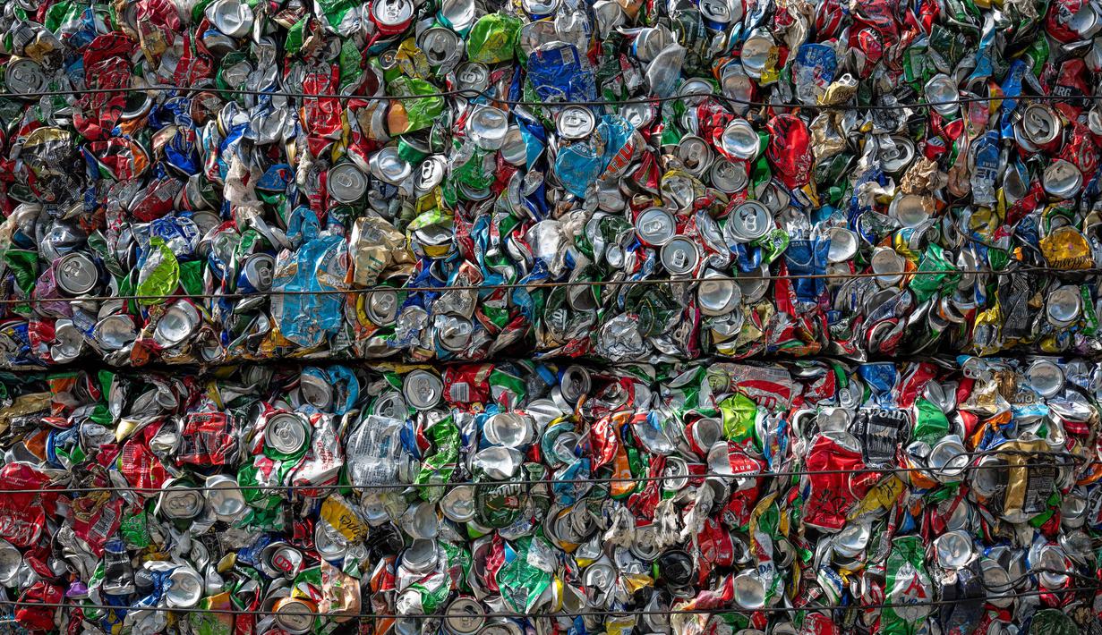 Foto menunjukkan tumpukan kaleng aluminium di Pabrik Daur Ulang di kota Corfu pada tanggal 15 Oktober 2025. (Angelos TZORTZINIS/AFP)