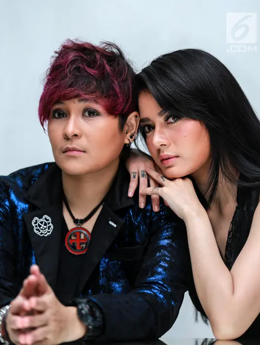 Momen kedekatan musikus Mitha The Virgin bersama DJ Citra Anidya Pratiwi di Jakarta, Selasa (20/3). Mitha mengaku masih mempertahankan format duo DJ dalam single kedua mereka. (Liputan6.com/Faizal Fanani)