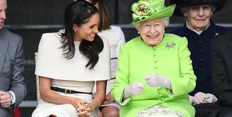 Meghan Markle bisa dibilang masih baru menjadi anggota keluarga kerajaan Inggris. Namun hubungannya dengan Ratu Elizabeth II sangatlah erat. (coolstyle.ba)