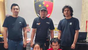 Sepasang suami istri berinisial MT (34) dan NA (31) yang mencuri dan menyalahgunakan kartu ATM milik tetangganya sendiri. (Fauzan/Liputan6.com)