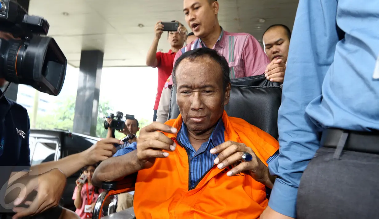 Tersangka dugaan korupsi proyek e-KTP, Sugiharto, menggunakan kursi roda seusai menjalani pemeriksaan di Gedung KPK, Jakarta, Rabu (19/10). Setelah berstatus tersangka selama 2,5 tahun, Sugiharto resmi ditahan KPK. (Liputan6.com/Helmi Afandi)