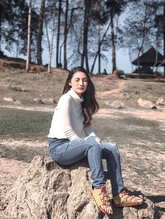 Di sela kesibukannya dalam dunia hiburan, beberapa kali Fio kerap unggah momen liburannya. Baru-baru ini ia liburan ke Bali dan mengunjungi kebun binatang. Salah satu binatang kesukaannya ialah gajah. (Liputan6.com/IG/@fiolinatejaay)
