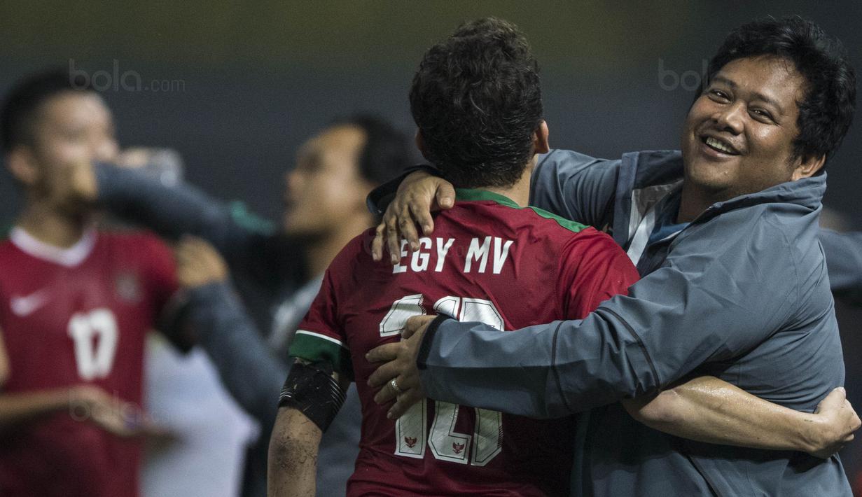 Manajer Timnas Indonesia U-19, Roni Fauzan, merayakan gol yang dicetak Egy Maulana Vikri ke gawang Kamboja U-19 pada laga persahabatan di Stadion Patriot, Bekasi, Rabu (4/10/2017). Indonesia menang 2-0 atas Kamboja. (Bola.com/Vitalis Yogi Trisna)