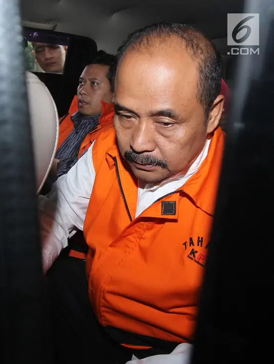 Kepala Dinas Pendidikan dan Kebudayaan Kabupaten Cianjur Cecep Sobandi bersama Bupati Cianjur Irvan Rivano Muchtar berada di dalam mobil usai menjalani pemeriksaan di gedung KPK, Jakarta, Kamis (13/12). (Liputan6.com/Herman Zakharia)