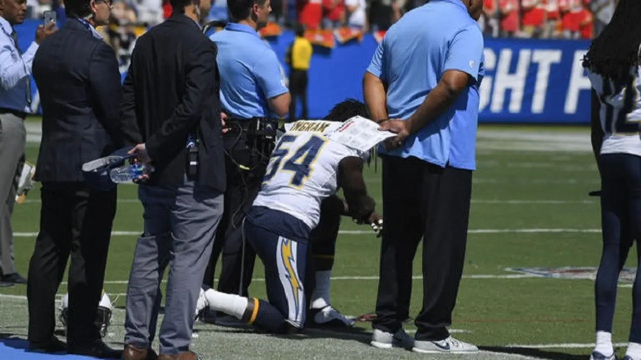 Sebagai bentuk kecaman atas merebaknya sentimen rasisme di AS, sejumlah pemain NFL melakukan aksi protes dengan menolak memberikan penghormatan dan memilih berlutut, duduk, atau berangkulan saat lagu kebangsaan AS diputar jelang pertandingan. (AP)