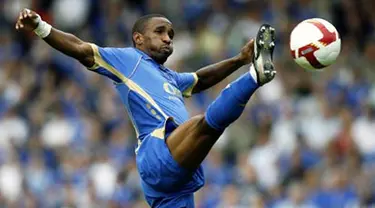 Portsmouth&#039;s English striker Jermain Defoe kicks the ball during their Premier League match against Middlesbrough at Fratton Park, Portsmouth, on September 13, 2008. AFP PHOTO/Glyn Kirk