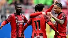 Bek AC Milan, Fikayo Tomori (kiri) bersama dan Noah Okafor (kanan) merayakan gol yang dicetak oleh Christian Pulisic (tengah) saat pertandingan sepak bola Serie A Italia di Stadion San Siro, Milan, 10 Maret 2024. (GABRIEL BOUYS/AFP)