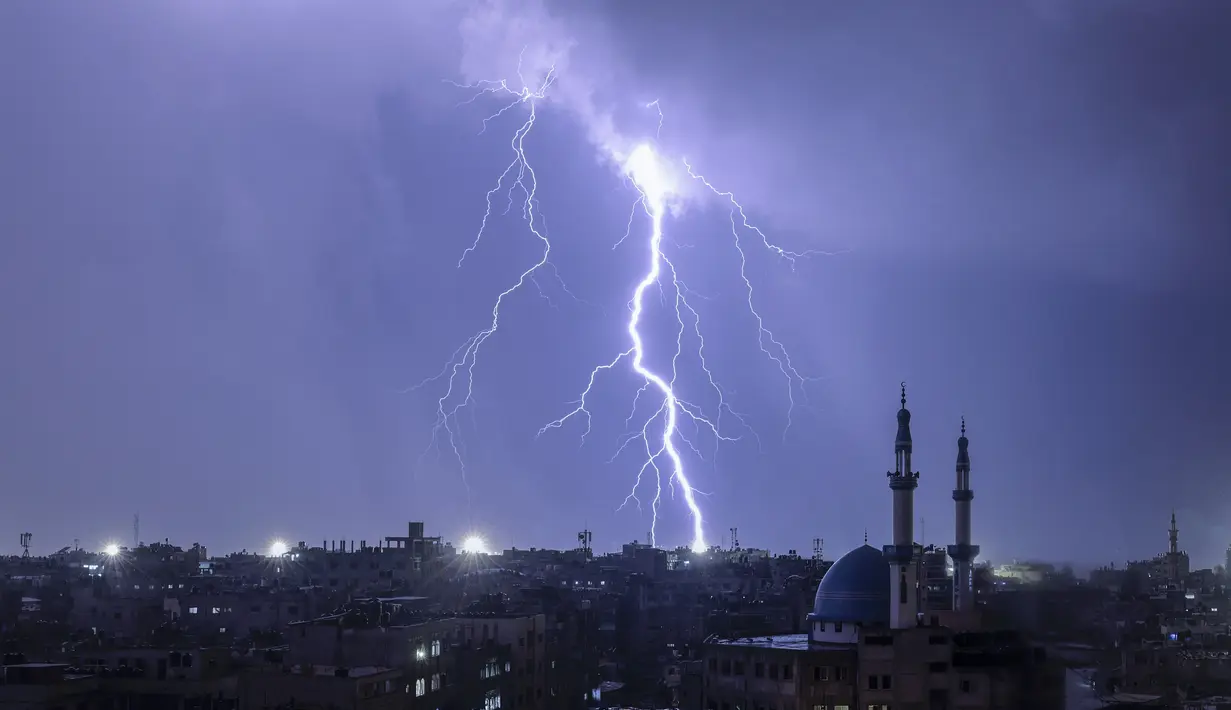 Petir menyinari langit saat terjadi badai di Rafah di Jalur Gaza selatan pada 14 November 2023, di tengah pertempuran yang sedang berlangsung antara Israel dan kelompok Palestina Hamas. (Mohammed ABED / AFP)