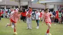 Ibunda Bilqis ini memang bergaya bak pemain bola profesional. Ia memakai sepatu dan kaus kaki serta gayanya menendang bak pemain sepak bola wanita. Potret Ayu main bola ini banjir pujian. (Liputan6.com/IG/ayutingting92)