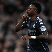 Menit ke-22, melalui eksekusi tendangan penalti, penyerang Real Madrid asal Brasil, Vinicius Junior membawa Los Blancos unggul 1-0. Tampak dalam foto, penyerang Real Madrid asal Brasil, Vinicius Junior, merayakan golnya pada pertandingan leg kedua 16 besar Liga Champions 2025/2026 melawan Manchester City di Etihad Stadium, barat laut Inggris, pada Selasa 17 Maret 2026 waktu setempat atau Rabu (18/3) dini hari WIB. (Paul ELLIS/AFP)