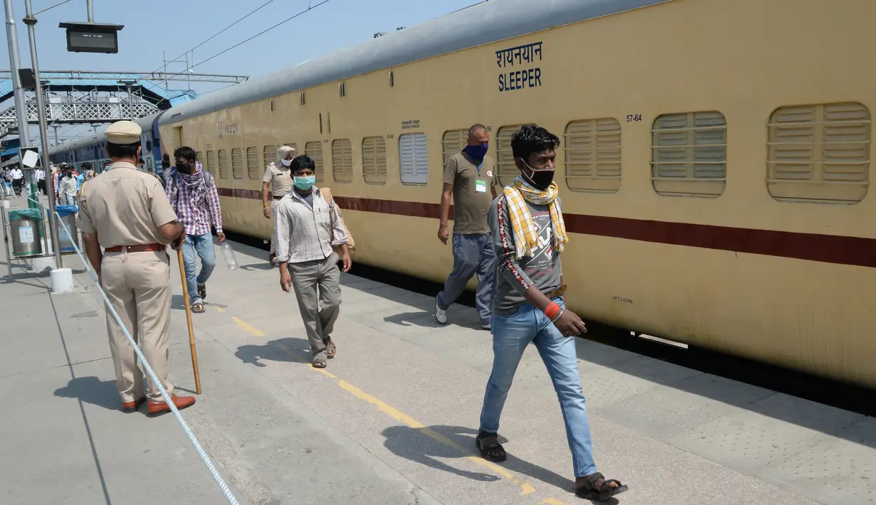 Para buruh migran berjalan untuk menaiki kereta khusus menuju rumah mereka saat masa karantina wilayah (lockdown) nasional diterapkan demi mencegah penyebaran COVID-19 di Jalandhar, Negara Bagian Punjab, India utara, (5//5/2020). (Xinhua/Stringer)