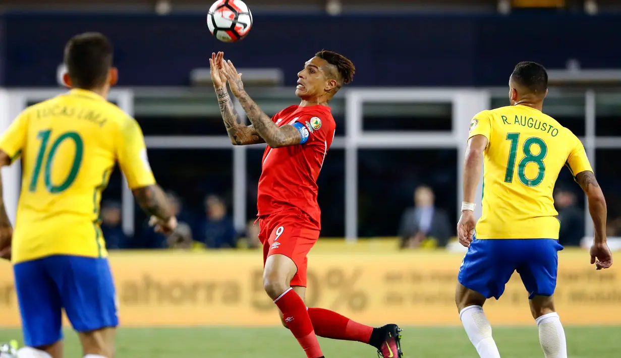 Penyerang Peru, Jose Paolo Guerrero (tengah) berusaha mengontrol bola dari kawalan dua pemain Brasil pada pertandingan Copa America 2016  di Stadion Gillette, AS, (13/6). Peru mengalahkan Brasil dengan skor 1-0. (Winslow Townson-USA TODAY Sports)