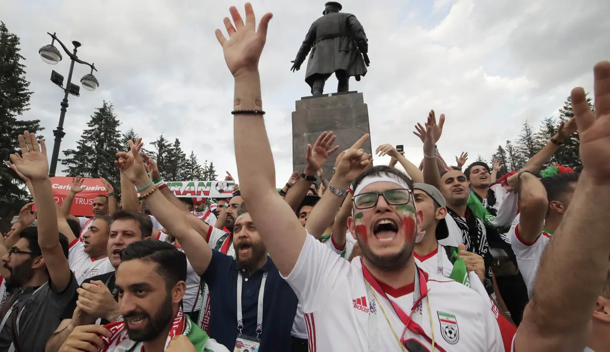 Para fans Iran merayakan kemenangan atas Maroko pada laga Piala Dunia di Saint Petersburg, Rusia, Jumat, (15/6/2018). Iran Menang 1-0 atas Maroko. (AP/Dmitri Lovetsky)
