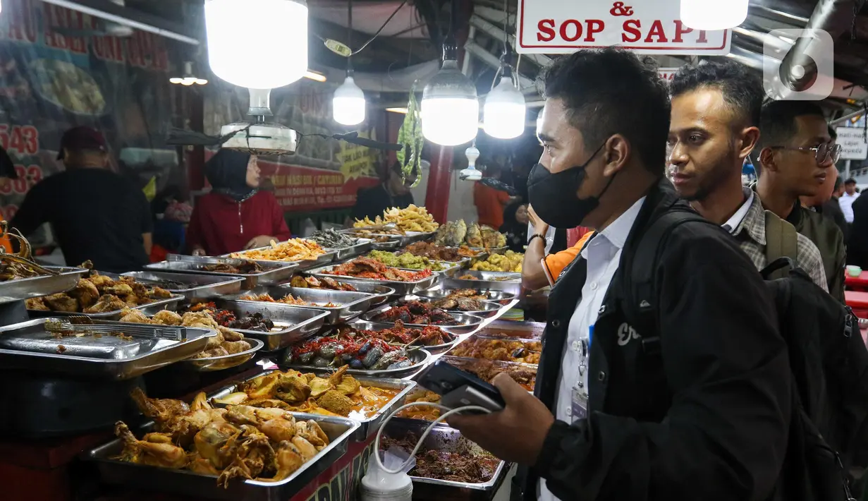 Sentra kuliner di Jalan Kramat Raya, Senen, Jakarta, tersebut tersedia aneka penganan dan makanan khas Sumatera Barat. (Liputan6.com/Herman Zakharia)