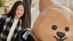 Kecantikan Mikhaela Lee saat liburan bersama ayah dan ibunya di Korea menjadi sorotan. Saat jalan-jalan di Negeri Ginseng, pesona gadis remaja berusia 12 tahun itu pun terlihat bak warga lokal. Terlebih, postur tubuhnya yang tinggi membuat netizen ikut takjub. (Liputan6.com/IG/@mikhaela.lee)