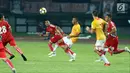 Pemain tengah Selangor FA, Evan Dimas Darmono (tengah) saat laga persahabatan melawan Persija di Stadion Patriot Candrabhaga, Bekasi, Kamis (6/9). Persija kalah 1-2. (Liputan6.com/Helmi Fithriansyah)