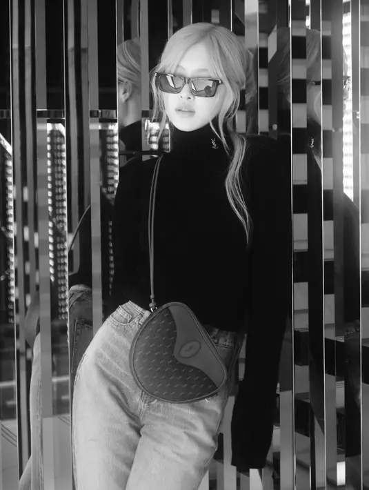 Hadir di sebuah acara, Rose BLACKPINK lagi-lagi mengenakan sweater dari YSL. Saint Laurent Wool and Cashmere Turtleneck Sweater ini dibanderol dengan harga Rp14,2 juta. Sedangkan gelang Snake Head Torc Bracelet yang dikenakan Rose BLACKPINK dibanderol dengan harga Rp6,2 juta.