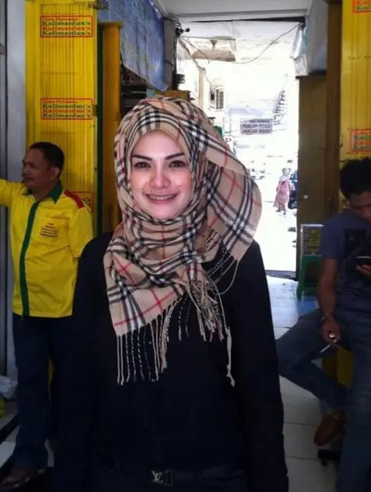 Bicara soal sifat asli, Nikita Mirzani pun tidak mengetahuinya secara detail. Mengingat kala itu pertemuannya hanya pada waktu weekend karena harus menjalani syuting stripping. (Instagram/nikitamirzanimawardi_17)