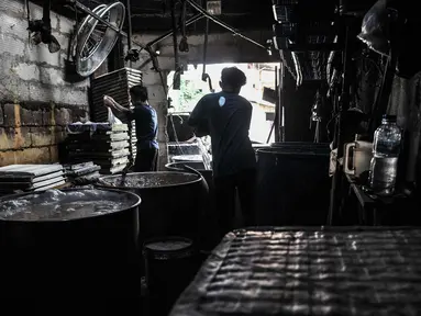 Pekerja saat menyelesaikan pembuatan tahu di salah satu industri rumahan kawasan Mampang, Jakarta, Minggu (30/8/2020). Covid-19 menyebabkan produksi tahu di industri rumahan menurun drastis dibandingkan sebelum merebaknya pandemi. (merdeka.com/Iqbal S. Nugroho)