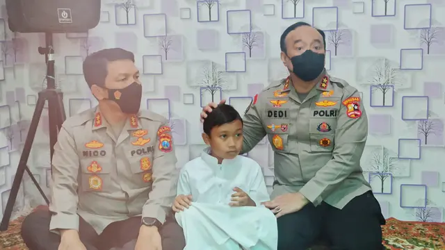Kapolda Jatim Irjen Nico Afinta saat menjenguk anak yang orangtuanya menjadi korban Kanjuruhan. (Dian Kurniawan/Liputan6.com).