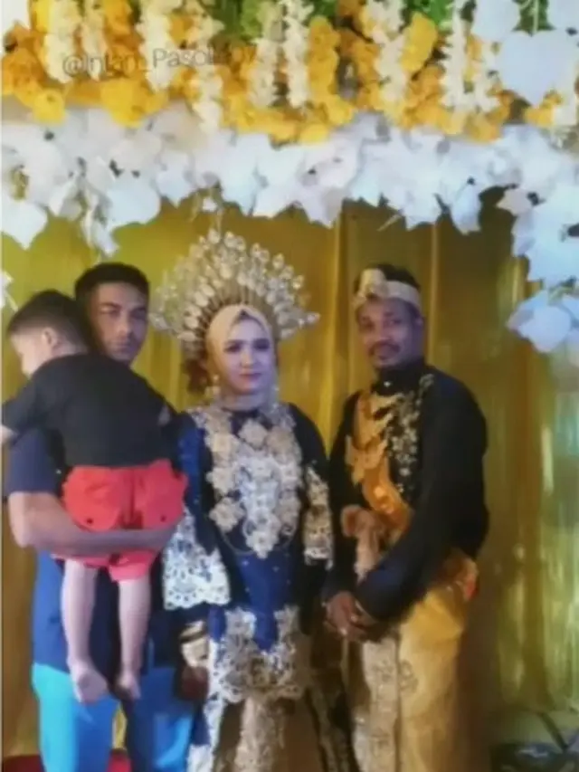 pria hadiri pernikahan mantan istri