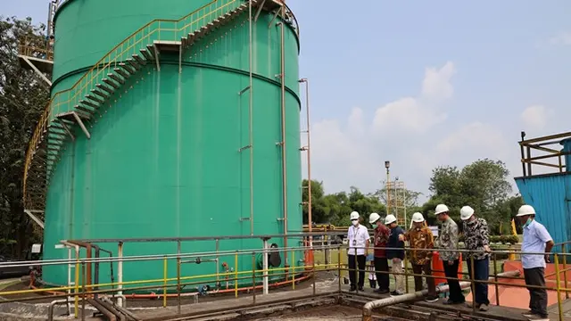 Para petinggi PTPN PalmCo meninjau salah satu pengelohan limbah cair sawit di Riau.