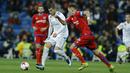 Pemain Real Madrid, Theo (kiri) berusha melewati adangan pemain Numancia, Dani Calvo pada laga Copa Del Rey di Santiago Bernabeu stadium, Madrid, (10/01/2018). Real Madrid unggul agregat 5-2 atas Numancia. (AP/Francisco Seco)
