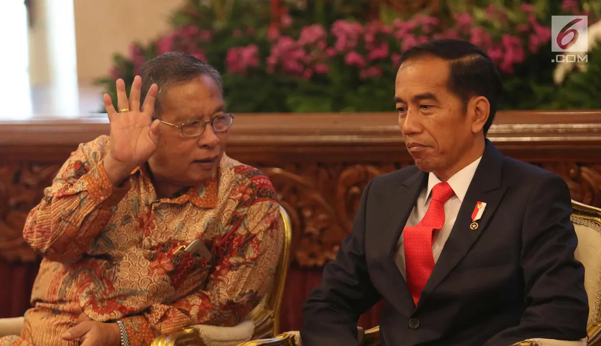 Presiden Joko Widodo berbincang dengan Menteri Perekoniman, Darmin Nastion saat rapat kerja Kementerian Perdagangan (Kemendag) 2018 di Istana Negara, Jakarta, Rabu (31/1). (Liputan6.com/Angga Yuniar)