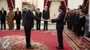 Presiden Jokowi saat menerima surat kepercayaan Duta Besar Luar Biasa dan Berkuasah penuh (LBPP) di Istana Merdeka, Jakarta, Selasa (31/5). Jokowi menerima surat-surat kepercayaan dari 8 Dubes LBPP. (Liputan6.com/Faizal Fanani)