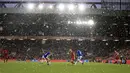 Hujan salju saat pertandingan antara Everton melawan Liverpool pada laga Premier League di Stadion Anfield, Minggu (10/12/2017). Laga bertajuk Derbi Merseyside itu berakhir imbang 1-1. (AP/Peter Byrne)