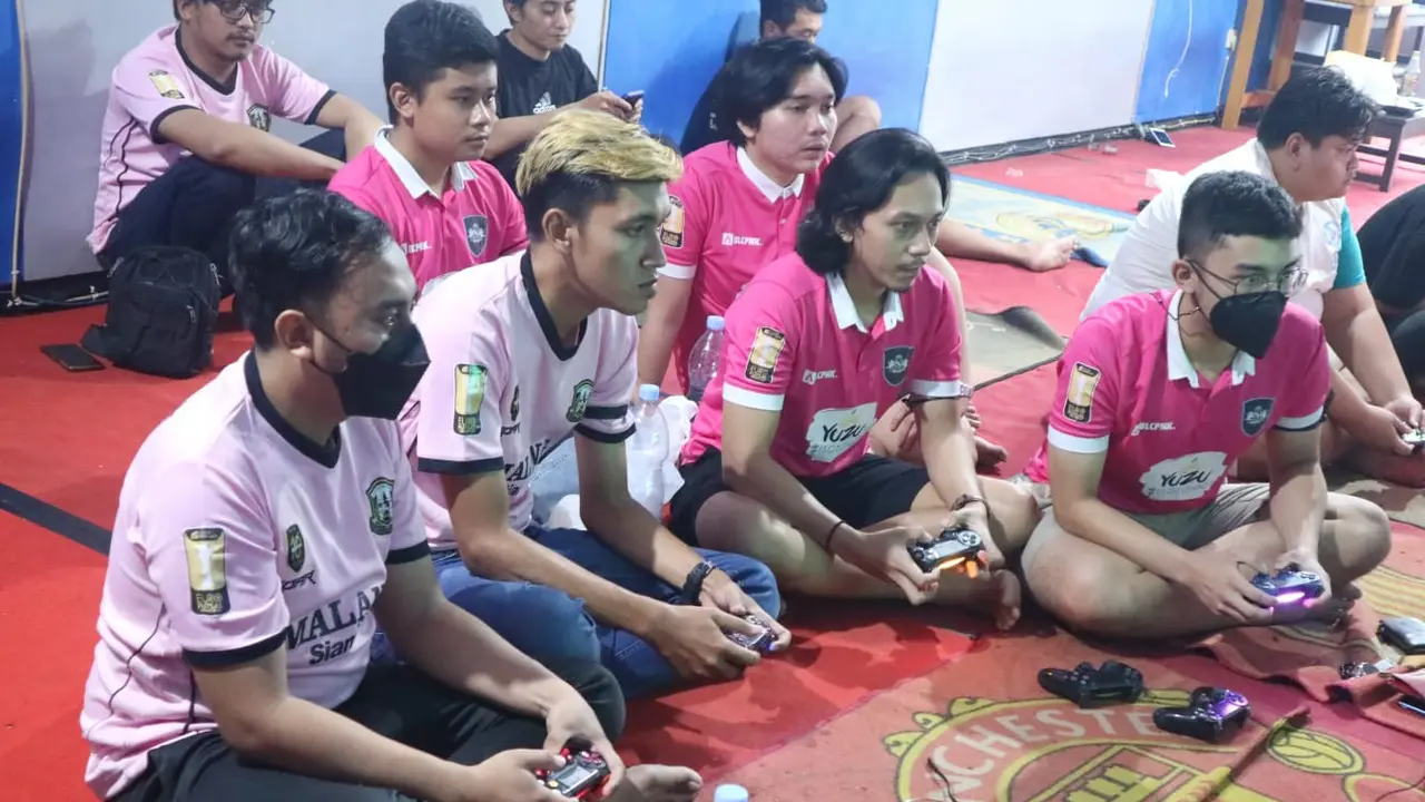 Sebanyak 2.160 pemain game (gamer) sepakbola FIFA se-Indonesia beradu taktik dalam turnamen Super Esport Series KITA Super 2022. (Dian Kurniawan/Liputan6.com)