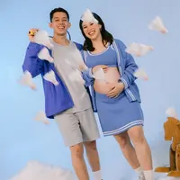 Outfit kedua dengan tema bulu tangkis serba biru. Ribka mengenakan setelan biru dengan outer cardigan dipadukan bra top dan mini skirt menampilkan baby bumpnya. Serta Rian dengan jaket biru dipadukan kaos dan celana pendek abu-abu.