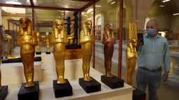 Seorang pria mengunjungi Museum Mesir di Kairo, Mesir (1/7/2020). Mesir pada Rabu (1/7) membuka kembali Museum Mesir, Piramida Giza, dan Kuil Luxor untuk kali pertama sejak ditutup akibat COVID-19 pada Maret lalu. (Xinhua/Ahmed Gomaa)