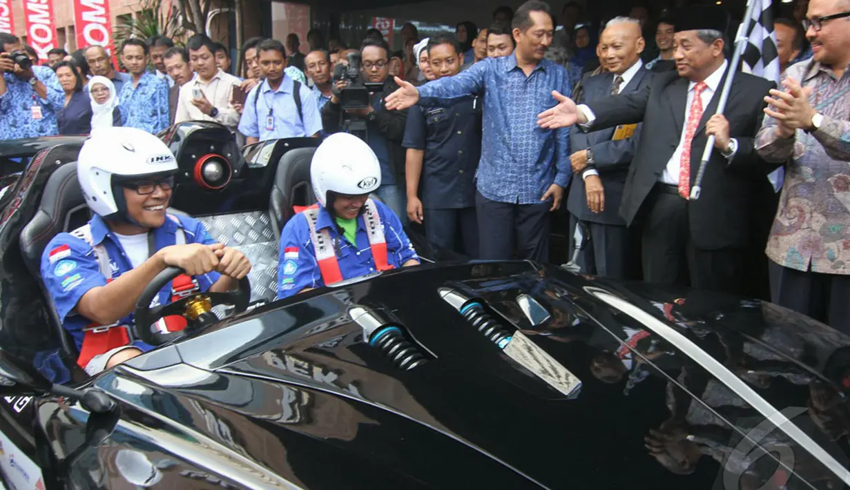 Mendikbud RI, Mohammad Nuh melepas mobil listrik saat acara peringatan Hardiknas di kantor Kemendikbud, Jumat (2/5/2014) (Liputan6.com/Johan Tallo)