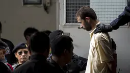 Tersangka Pemboman saat keluar dari  mobil tahanan menuju Pengadilan Thailand (5/9/2015). Tim forensik gagal menemukan kaitan pemboman Bangkok dengan dua pelaku serangan mematikan di Kuil Erawan, Thailand. (REUTERS/Athit Perawongmetha)