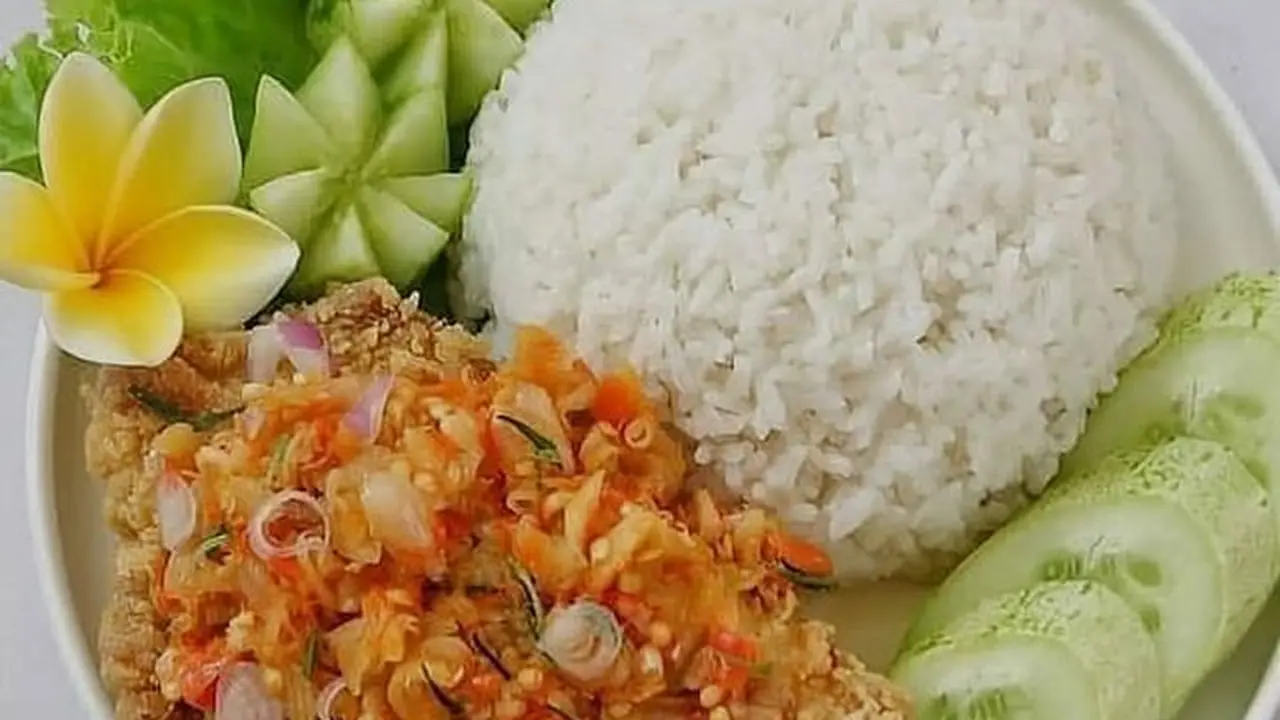 Sepiring ayam geprek sambal matah