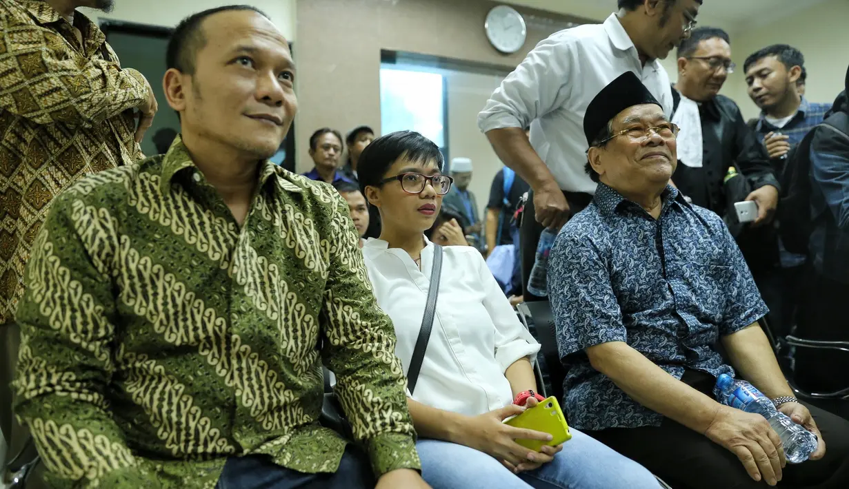 Iwa K diamankan pihak Aviation Security di Terminal 1 Bandara Soekarno Hatta 29 April saat hendak pergi ke Makasar. 3 batang rokok jenis kretek yang tercampur ganja ditemukan di saku celana. Iwa K dinyatakan terbukti bersalah. (Adrian Putra/Bintang.com)