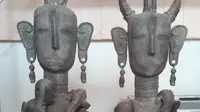 Dua patung perunggu yang melambangkan raja dan ratu dari Pulau Timor diduga merupakan benda cagar budaya. (Liputan6.com/Ola Keda)