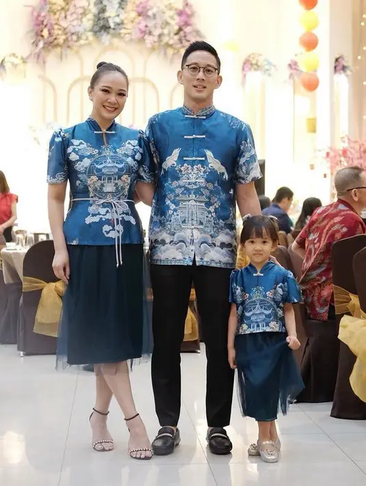 Yunita Christin merayakan Imlek bersama keluarganya dengan pakaian serba biru. Yuanita tampil dengan atasan cheongsam dengan kancing shanghai dan belt tali bentuk pita dipadukan rok birunya. [@yuanitachrist]
