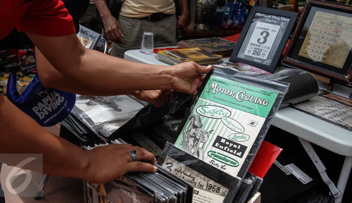 Pengunjung memilih vinly atau piringan hitam di acara 'Jakarta Vintage Weekend Market', Tugu Proklamasi, Jakarta, Minggu (20/12/2015). Kegiatan ini dalam rangka mengumpulkan sumbangan untuk para veteran yang hidup miskin. (Liputan6.com/Faizal Fanani)