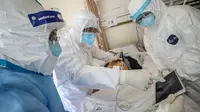 Dokter melihat layar saat memeriksa pasien yang terinfeksi virus corona COVID-19 di rumah sakit Palang Merah di Wuhan, 16 Februari 2020. Virus corona baru, Covid-19, telah mewabah hingga ke lebih dari 60 negara dimana dari kasus-kasus infeksi, ada lebih dari 3.000 kematian yang terjadi.  (STR/AFP)