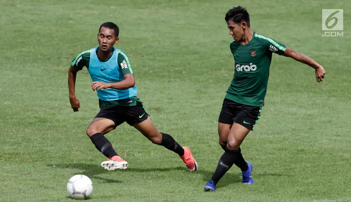 Pemain Timnas Indonesia U-22, Firza Andika saat latihan di Stadion Madya Senayan, Jakarta, Kamis (17/1). Latihan ini merupakan persiapan jelang Piala AFF U-22. (Bola.com/Yoppy Renato)