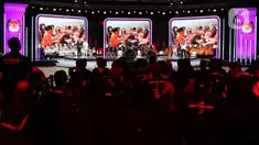 Tiga pasang calon gubernur dan calon wakil gubernur, Ridwan Kamil-Suswono, Dharma Pongrekun-Kun Wardana, dan Pramono Anung-Rano Karno saat mengikuti debat ketiga Pemilihan Kepala Daerah Jakarta 2024 di Golden Ballroom Hotel Sultan Jakarta, Minggu (17/11/2024). (Liputan6.com/Herman Zakharia)
