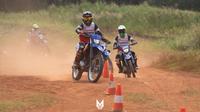 Keseruan acara BLU CRU Yamaha Off-Road Skill Up yang digelar Yamaha Indonesia di Grand Wisata Cibereum National Motocross Circuit, Bekasi, Jawa Barat.