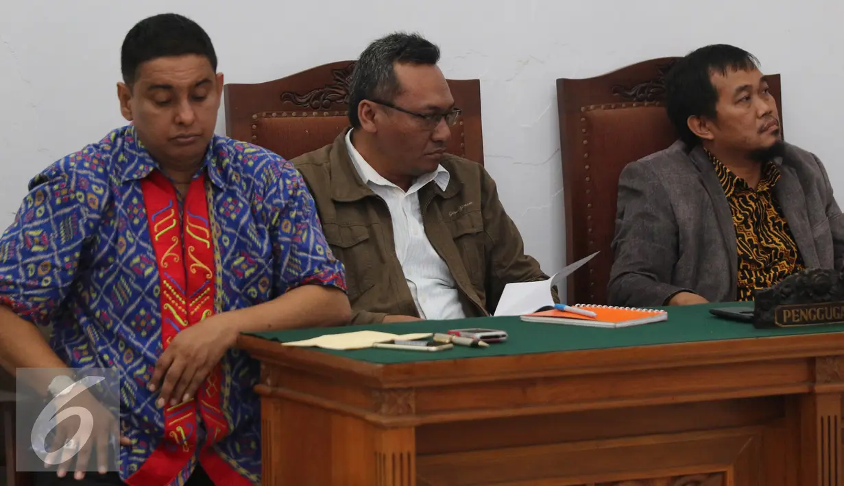 Pihak LSM Masyarakat Anti-Korupsi Indonesia (MAKI)‎ mendengarkan putusan sidang kasus dugaan korupsi pengadaan lahan RS Sumber Waras di PN Jaksel, Rabu (30/3). Majelis hakim menolak gugatan yang diajukan LP3HI. (Liputan6.com/Herman Zakharia)